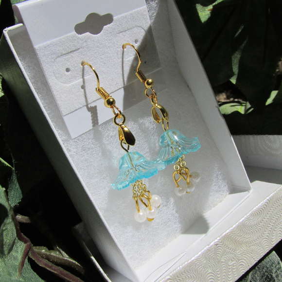 MariMeg Curio Closet Jewelry - 18K Gold Plated Petite Blossoms w/ Dangling Pearls